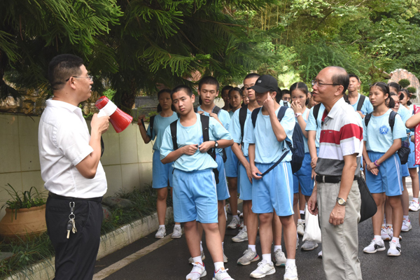 台湾基隆中学师生研习团到兴义八中游学