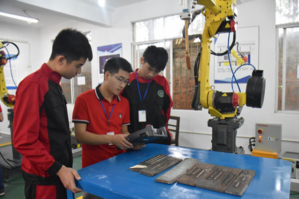 成都万通未来汽车技术学校赴四川锅炉高级技工学校考察学习
