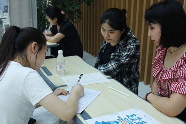 重庆市女子职业高级中学一年一度双选会 心仪岗位等你来