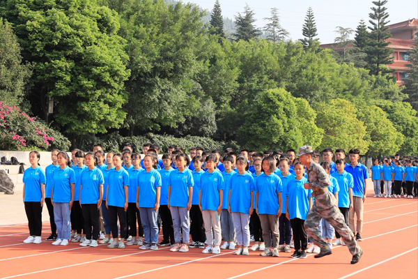 兴义八中举行2019级新生军训会操比赛