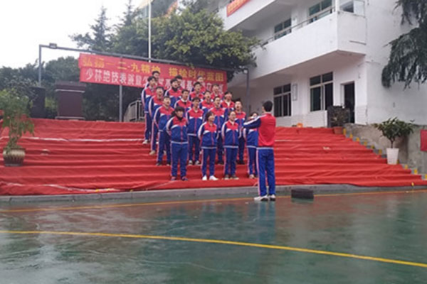 成都青华职业学校举办了12‘9红歌比赛，为了纪念一二’九红歌赛